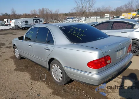 1999 Mercedes-Benz E 320 Awd z USA, uszkodzony, nr VIN WDBJF82H7XX021268